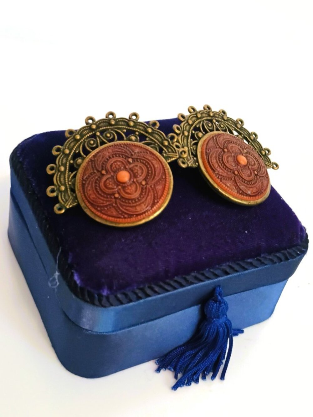 Lady Remington Vintage Earrings Clip On Boho Carved Resin & Metal Jewelry